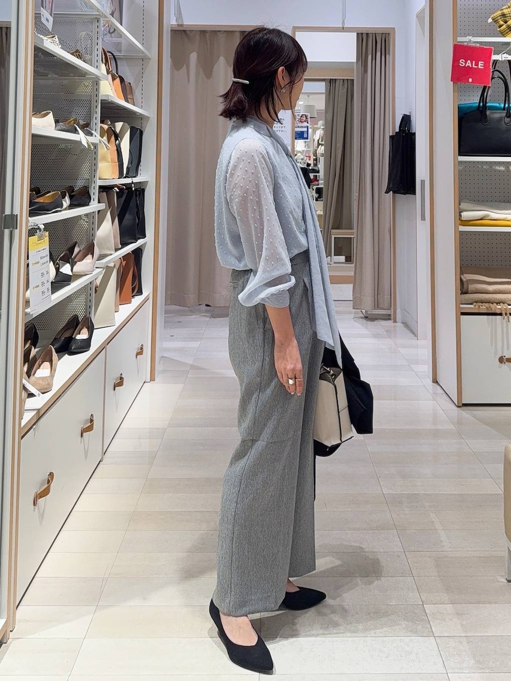 その他のパンプス、ブラック系のテーラードジャケット、ブルー系のシャツ/ブラウスを着用したレディースの冬コーディネートの7枚目の写真