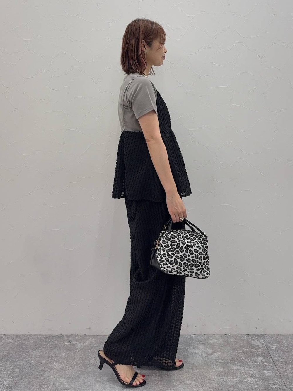 その他のショルダーバッグ、ブラウン系のTシャツ/カットソー、ブラック系のサンダルを着用したレディースの夏コーディネートの3枚目の写真