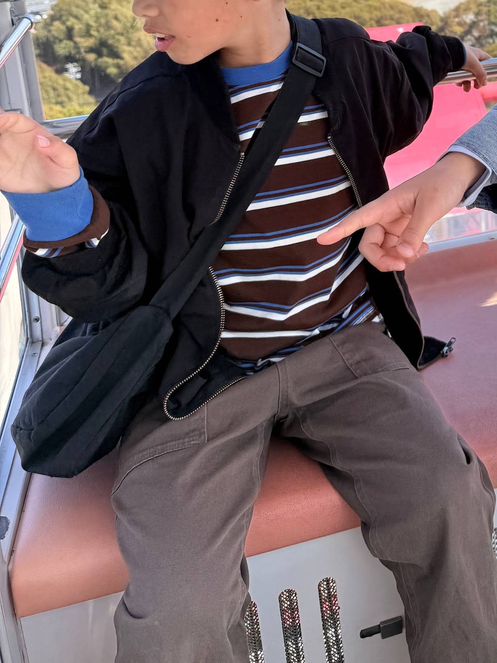 ブルー系のTシャツ/カットソー、ブルー系のシャツ/ブラウス、ブラウン系のデニムパンツを着用したレディースの春コーディネートの5枚目の写真