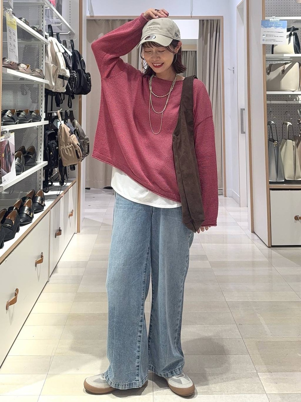 ブラック系のパンプス、ブラック系のキャミソール、ブラウン系のスラックスを着用したレディースの秋コーディネートの2枚目の写真