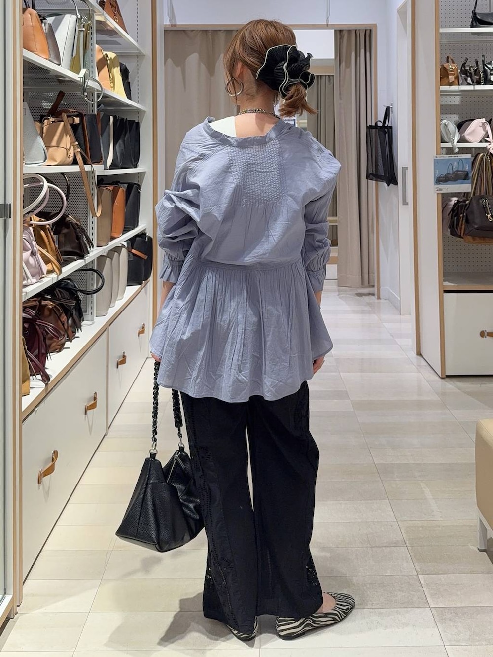 シルバー系のパンプス、ブルー系のシャツ/ブラウス、ブラック系のその他パンツを着用したレディースの春コーディネートの4枚目の写真