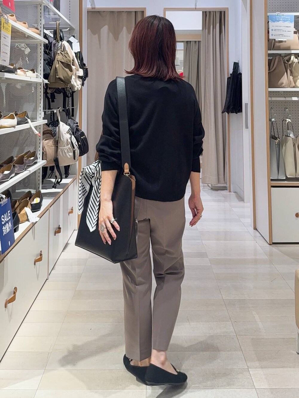 ブラック系のトートバッグ、ブラウン系のその他パンツ、ブラック系のカーディガン/ボレロを着用したレディースの秋コーディネートの7枚目の写真