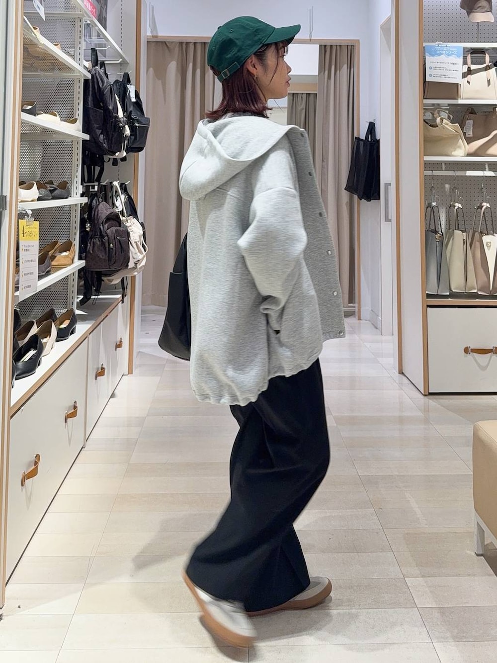 ベージュ系のスニーカー、ブラック系のその他パンツ、グレー系のブルゾンを着用したレディースの秋コーディネートの4枚目の写真