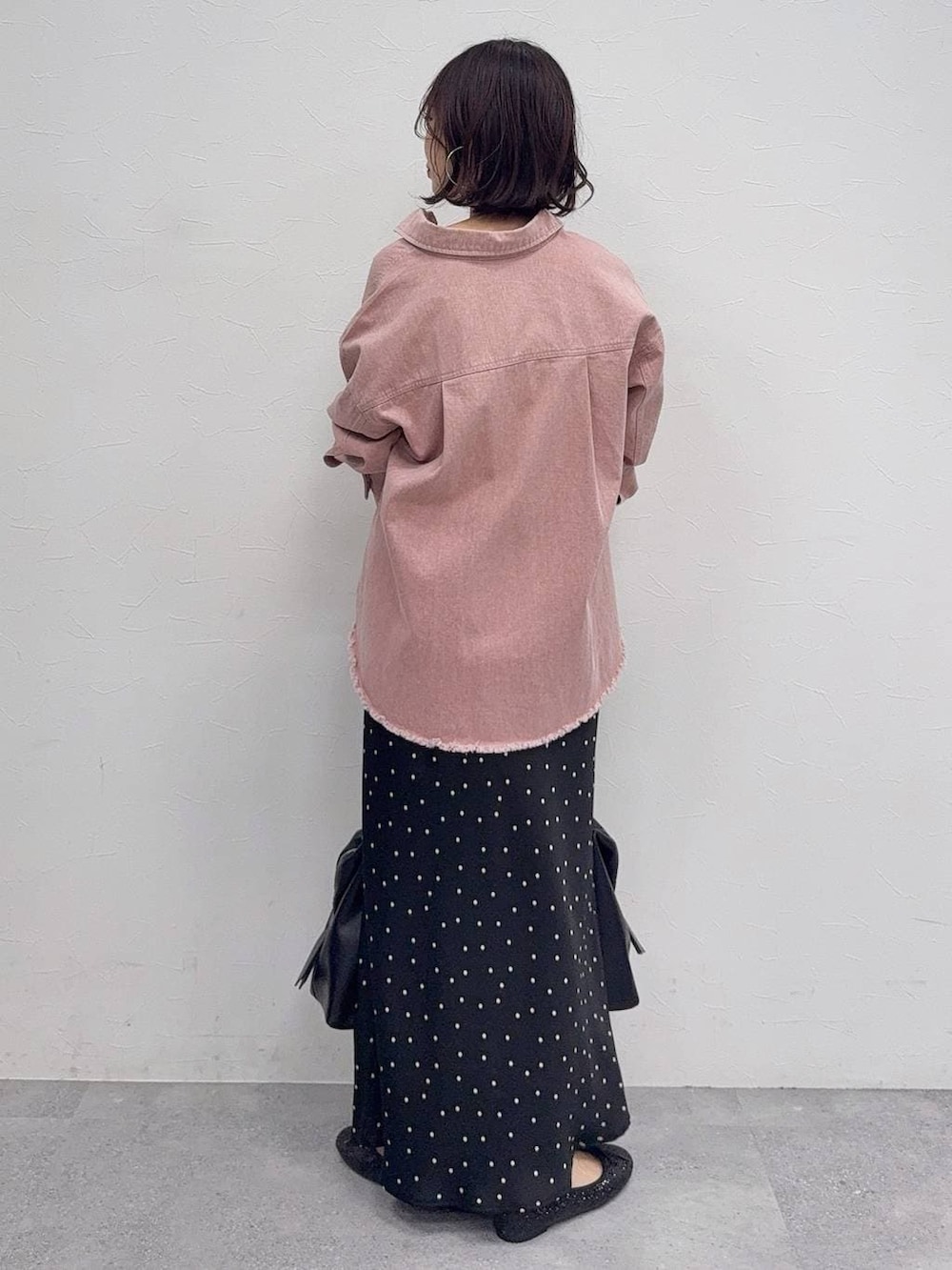 ブラック系のバレエシューズ、ブラック系のキャミソール、ピンク系のシャツ/ブラウスを着用したレディースの冬コーディネートの4枚目の写真