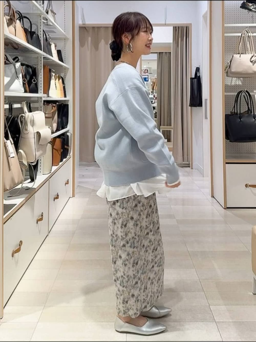 シルバー系のパンプス、ホワイト系のTシャツ/カットソー、ブルー系のデニムジャケットを着用したレディースの冬コーディネートの6枚目の写真