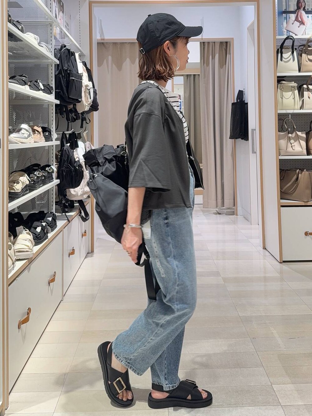 「着痩せ・細見え、きれいめ、ベーシック/シンプル、ママコーデ、体型カバー、カジュアル、GLOBAL WORK」|「GLOBAL WORKのスペ軽変形3WAYBAG/234491(ショルダーバッグ、ホワイト系)」を使った、せこ子さん(レディース・159cm)の春コーディネートの5枚目の写真