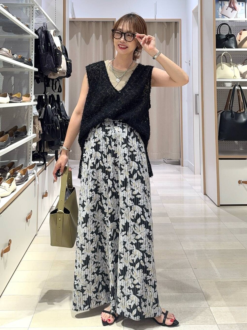 ブラック系のキャミソール、ベージュ系のその他パンツ、ブラック系のTシャツ/カットソーを着用したレディースの夏コーディネートの7枚目の写真