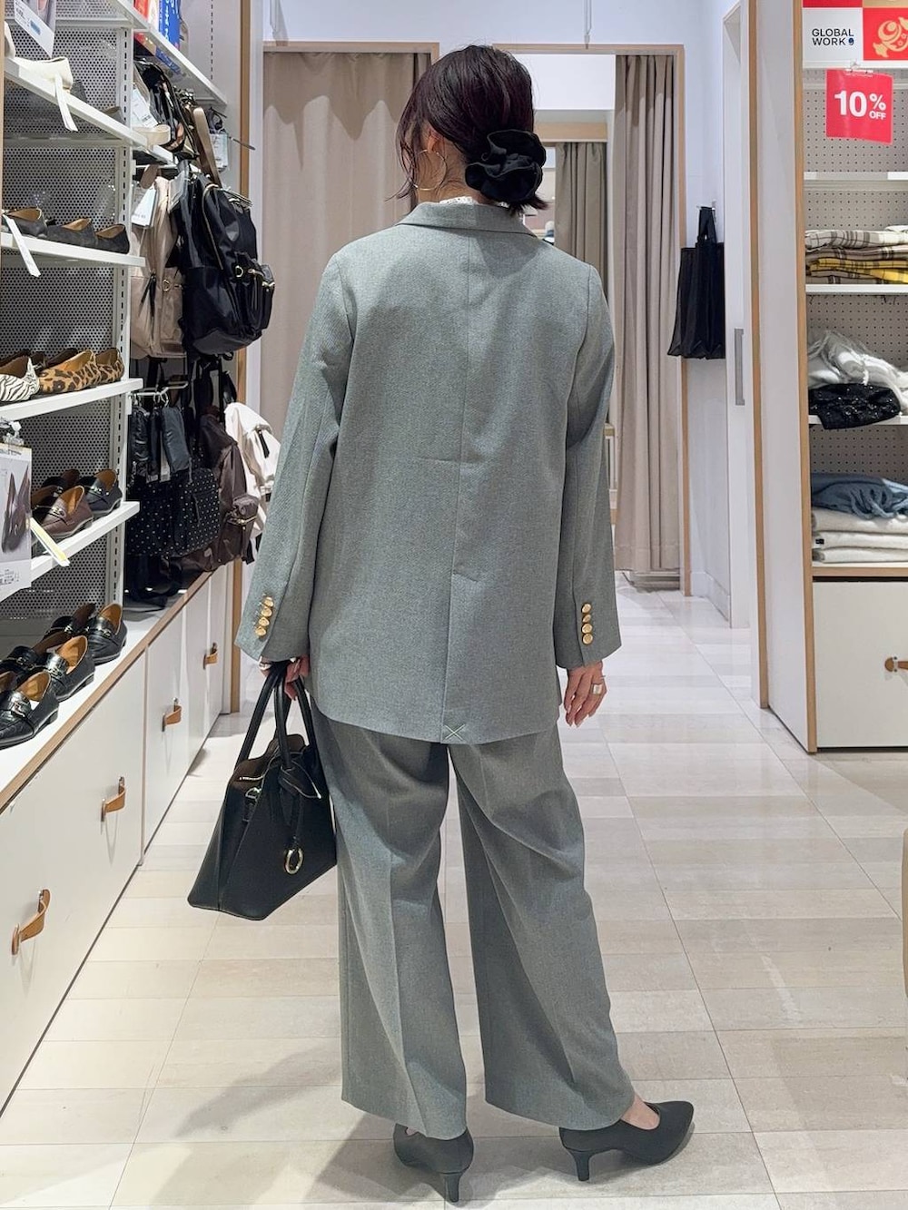 ブラック系のショルダーバッグ、ブラック系のパンプス、ホワイト系のシャツ/ブラウスを着用したレディースの冬コーディネートの5枚目の写真