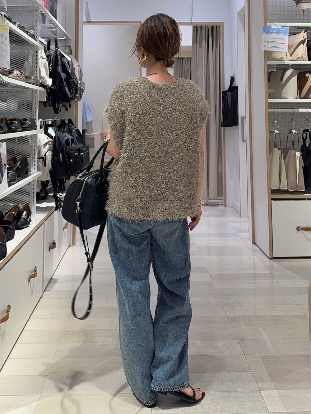 ブラック系のキャミソール、ブラック系のサンダル、ブラック系のボストンバッグを着用したレディースの秋コーディネートの5枚目の写真