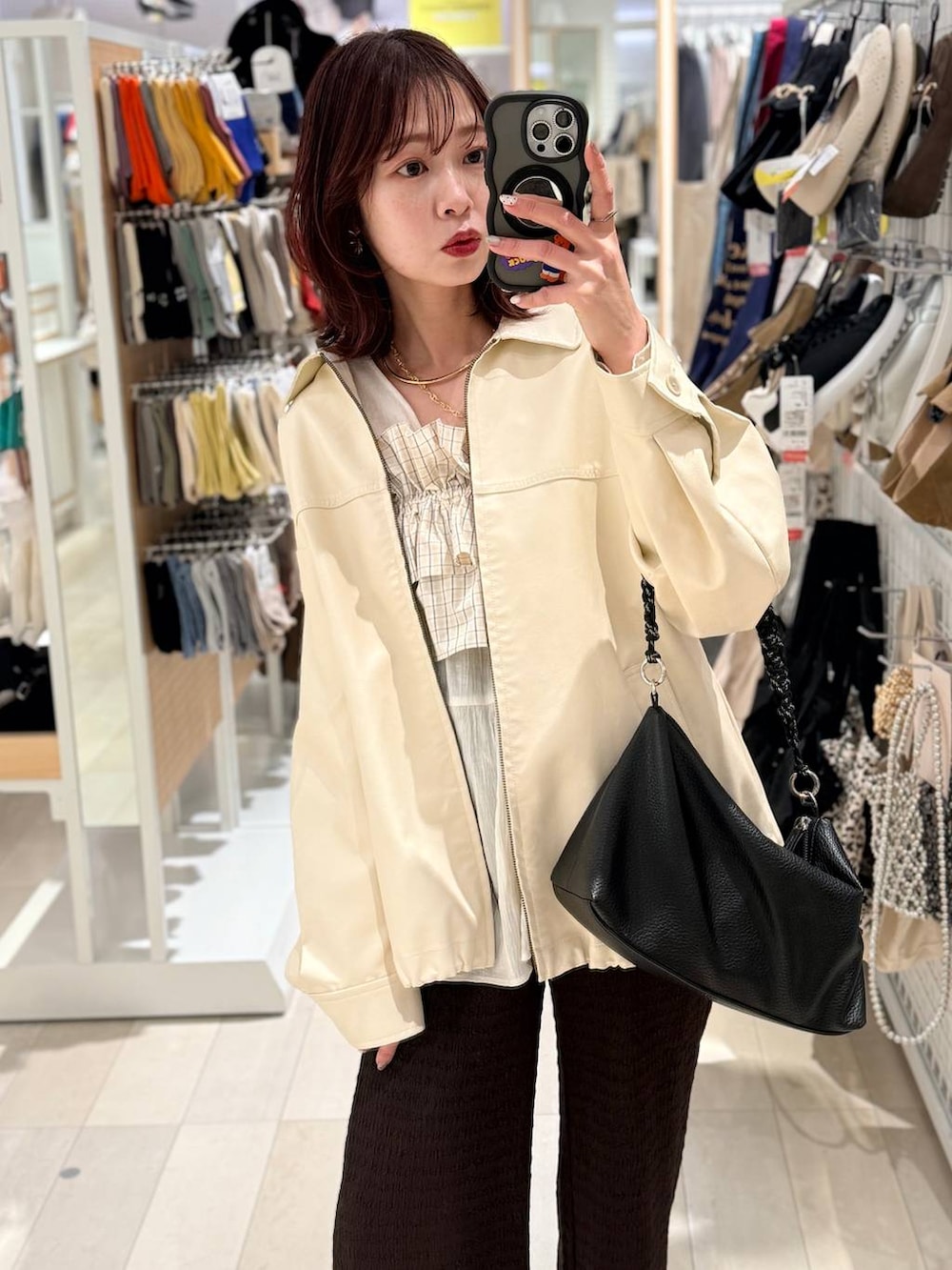 ホワイト系のブルゾン、ブラウン系のキャミソール、ブラウン系のその他パンツを着用したレディースの春コーディネートの2枚目の写真