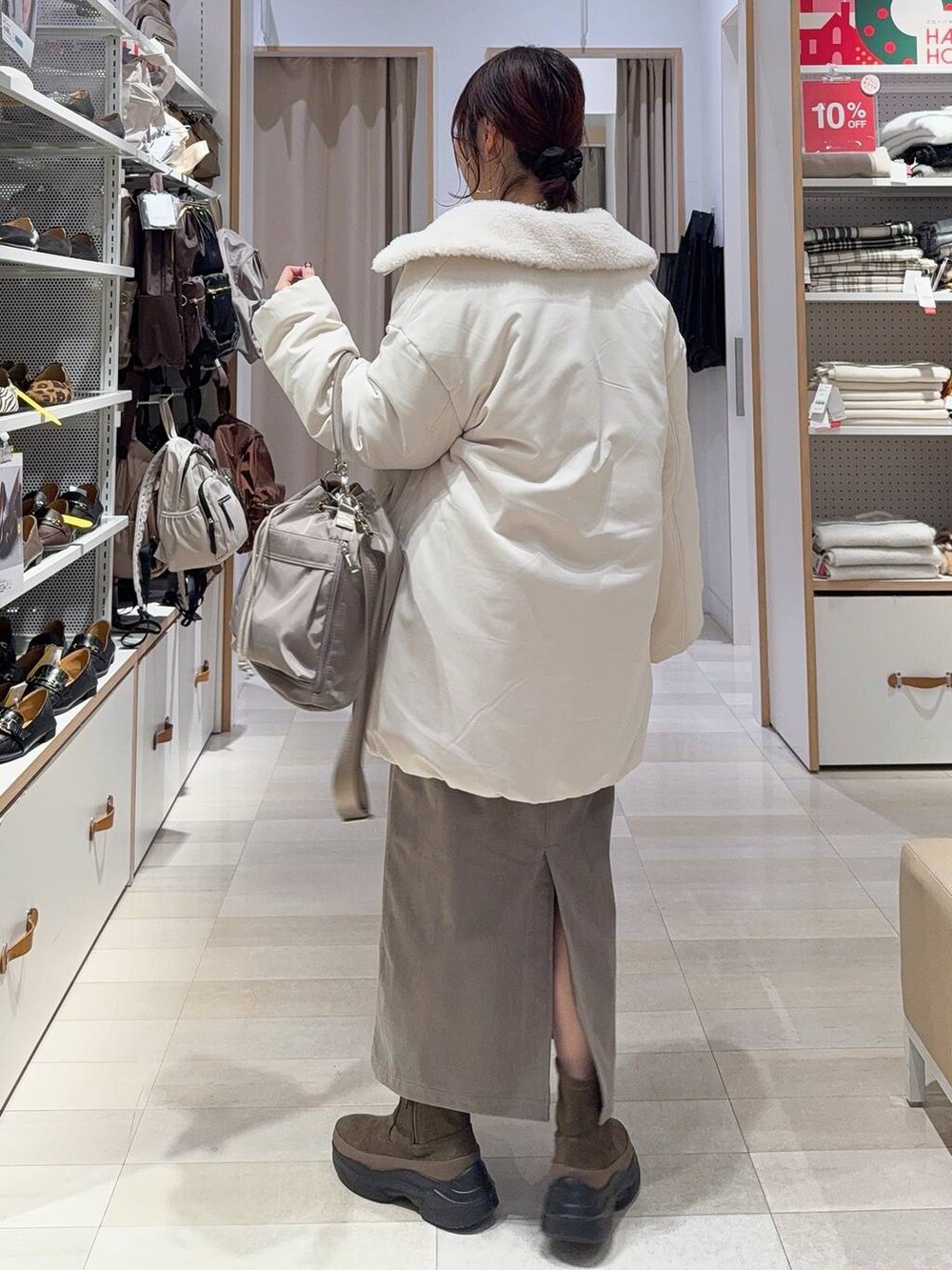 その他のパンプス、グレー系のショルダーバッグ、ブラウン系のボストンバッグを着用したレディースの冬コーディネートの6枚目の写真