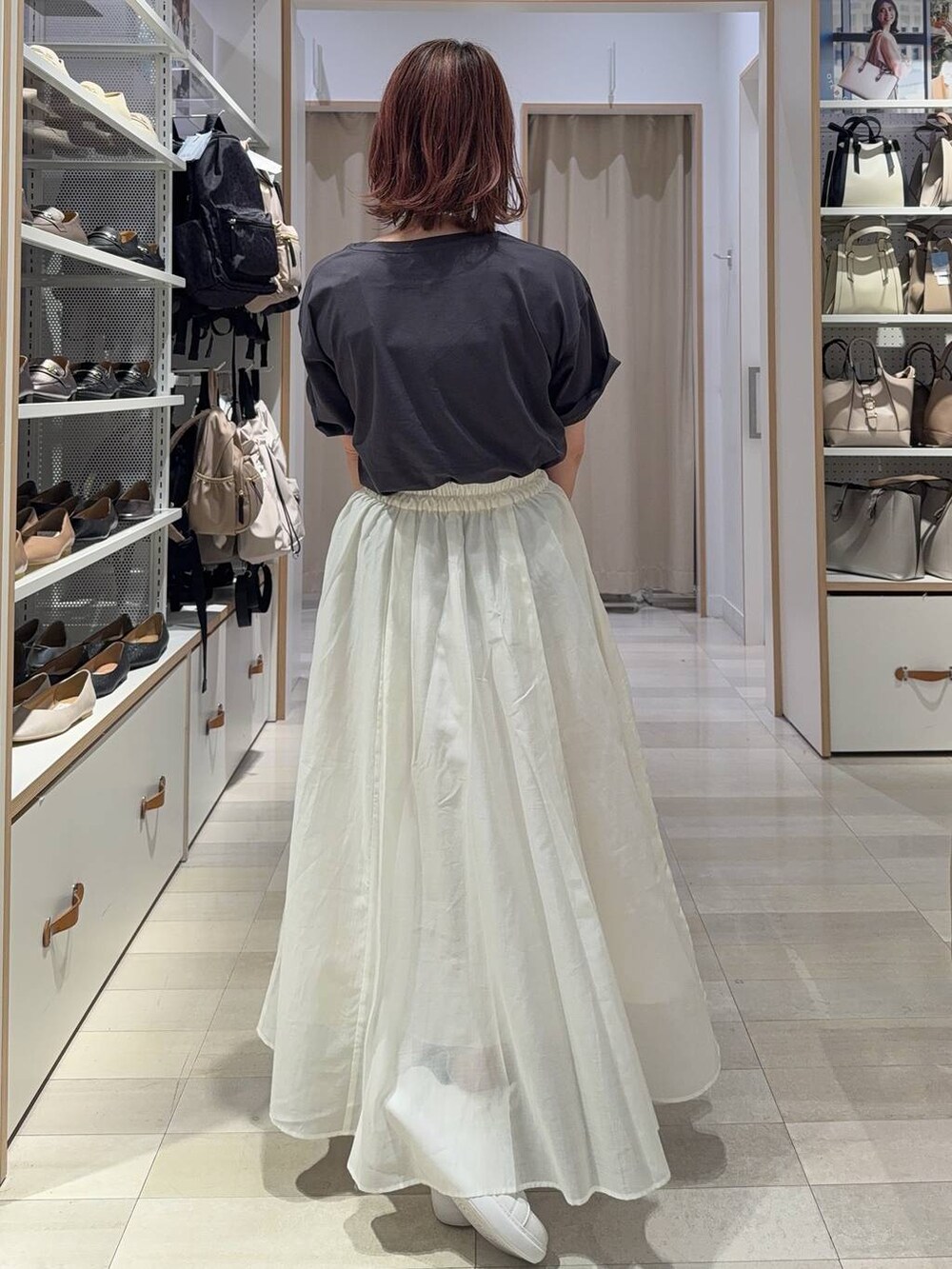 ホワイト系のスニーカー、その他のショルダーバッグ、ホワイト系のスカートを着用したレディースの夏コーディネートの3枚目の写真