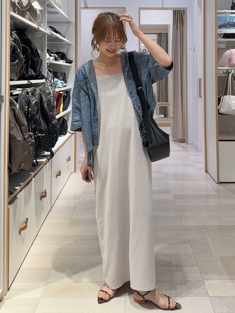 その他のトートバッグ、ブラウン系のその他パンツ、ブラウン系のタンクトップを着用したレディースの春コーディネートの3枚目の写真