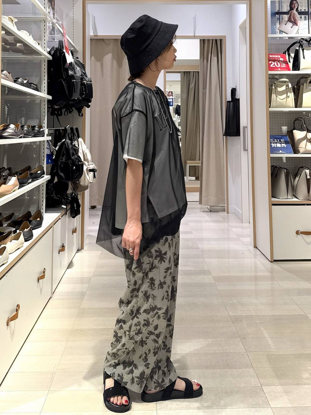 ブラック系のトートバッグ、ホワイト系のTシャツ/カットソー、グレー系のその他パンツを着用したレディースの夏コーディネートの2枚目の写真