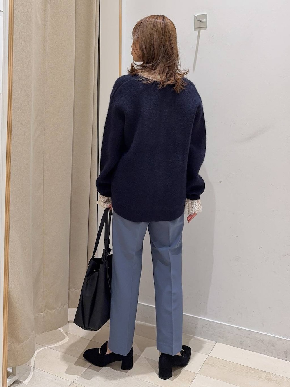 ホワイト系のTシャツ/カットソー、ブラック系のトートバッグ、ブラック系のローファーを着用したレディースの秋コーディネートの3枚目の写真