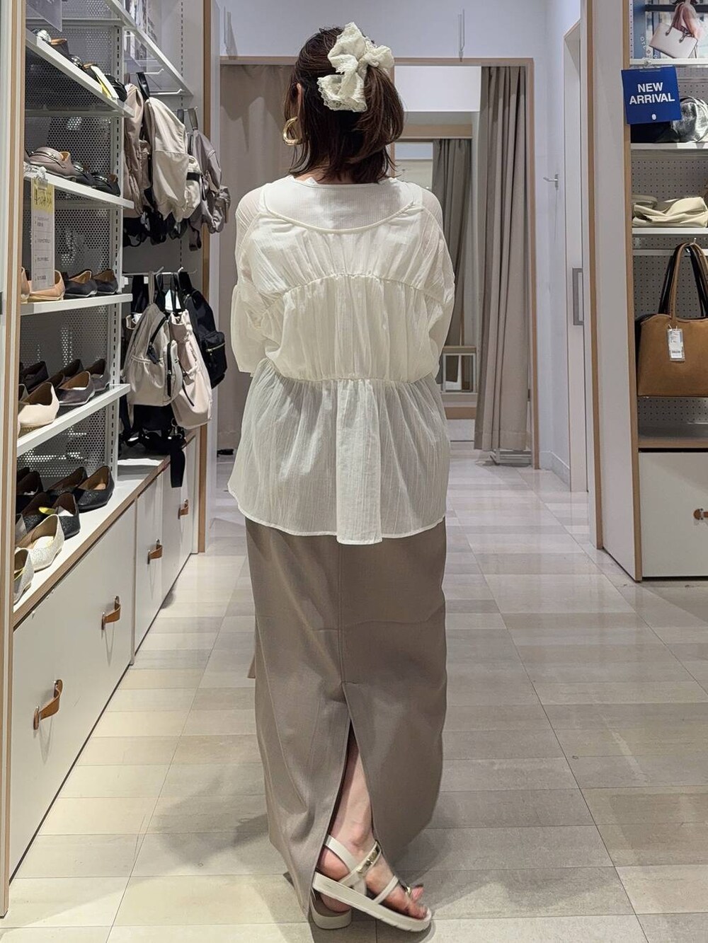 シルバー系のショルダーバッグ、ホワイト系のタンクトップ、その他のその他パンツを着用したレディースの夏コーディネートの6枚目の写真