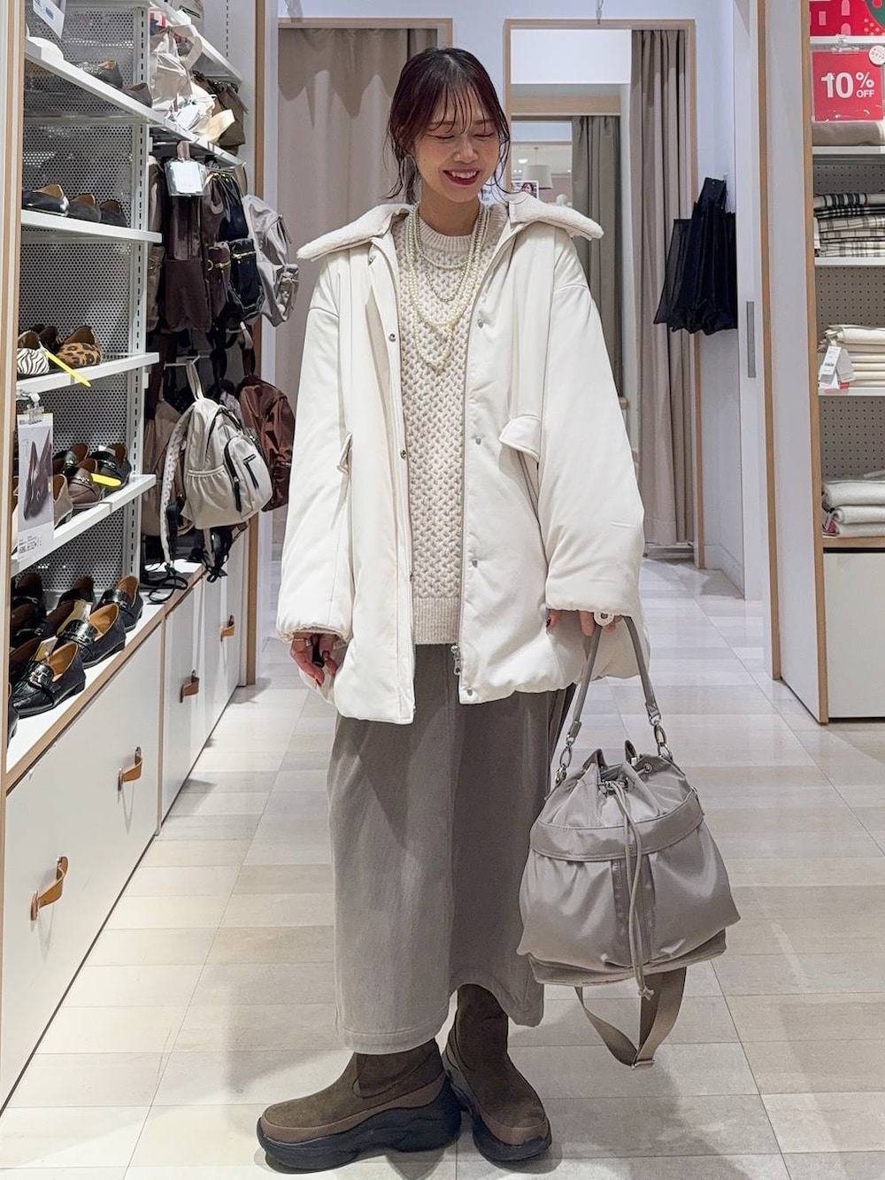 その他のパンプス、グレー系のショルダーバッグ、ブラウン系のボストンバッグを着用したレディースの冬コーディネートの2枚目の写真