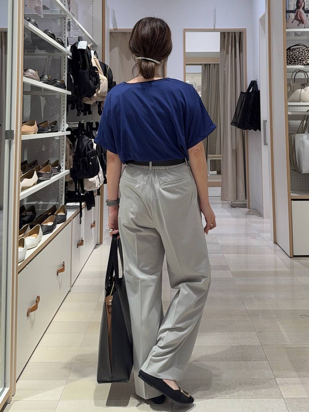 ブラック系のトートバッグ、ブラック系のパンプス、グレー系のその他パンツを着用したレディースの夏コーディネートの7枚目の写真