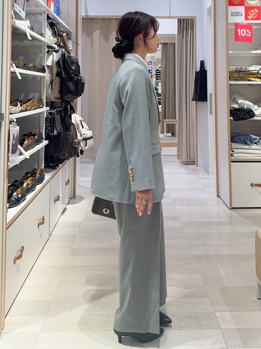 ブラック系のショルダーバッグ、ブラック系のパンプス、ホワイト系のシャツ/ブラウスを着用したレディースの冬コーディネートの4枚目の写真