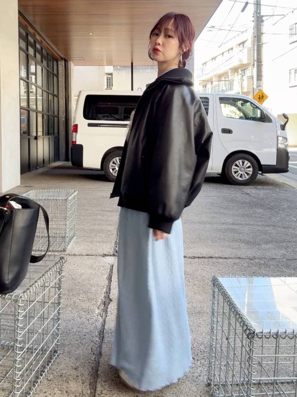 ホワイト系のキャミソール、ブラック系のショルダーバッグ、ホワイト系のTシャツ/カットソーを着用したレディースの冬コーディネートの4枚目の写真