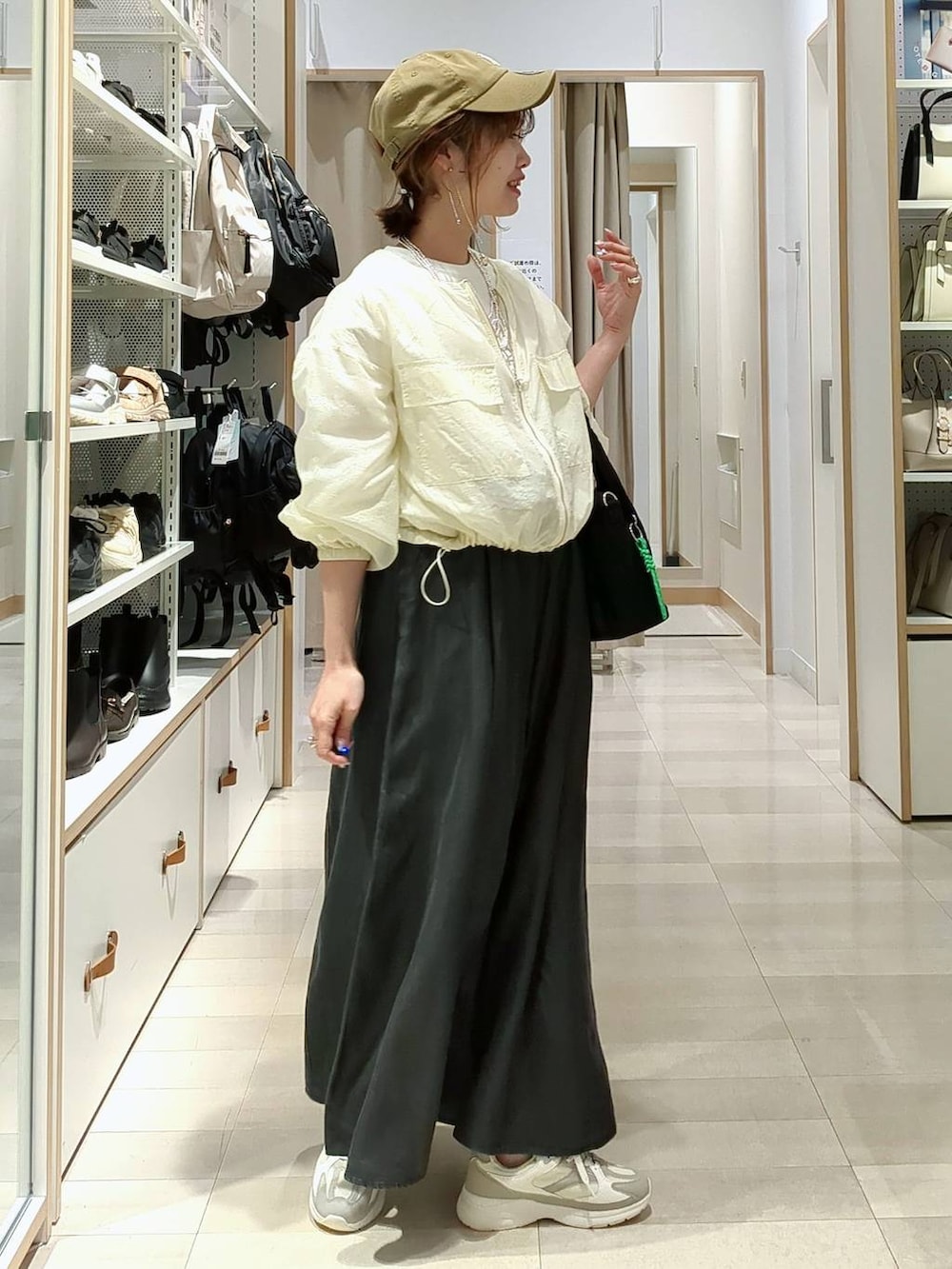 「きれいめ、ベーシック/シンプル、着痩せ・細見え、ママコーデ、体型カバー、カジュアル、GLOBAL WORK」|「GLOBAL WORKのNEW ERA/カジュアルクラシックCAP/260080(キャップ、ベージュ系)」を使った、せこ子さん(レディース・159cm)の春コーディネートの3枚目の写真
