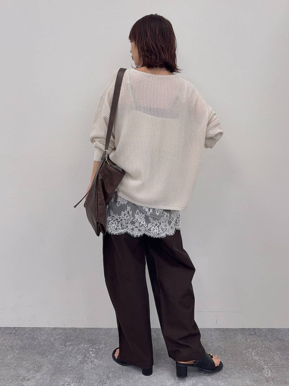 ブラウン系のその他パンツ、ブラウン系のショルダーバッグ、ホワイト系のキャミソールを着用したレディースの春コーディネートの7枚目の写真