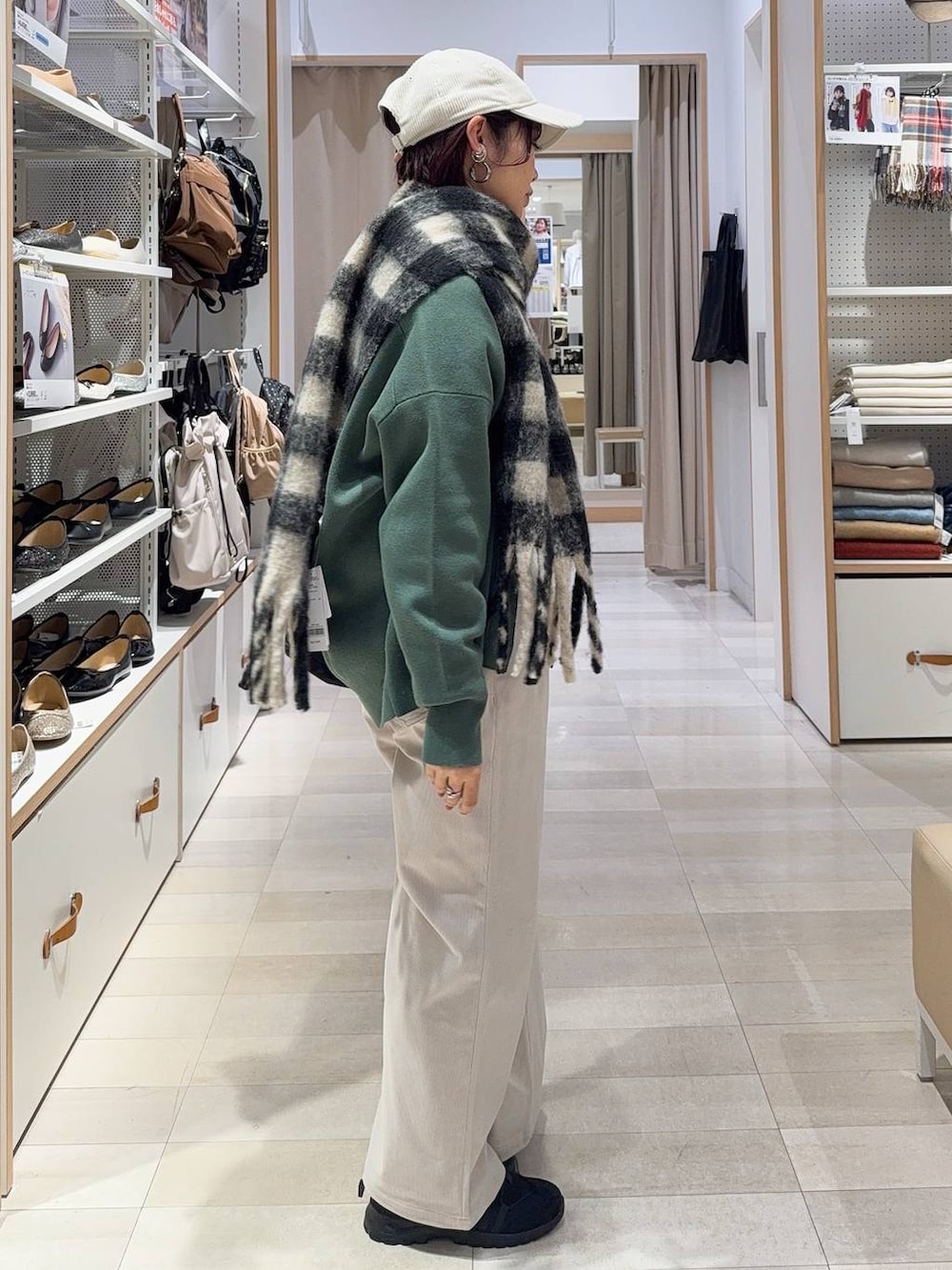 グリーン系のカーディガン/ボレロ、グレー系のその他パンツ、グレー系のトートバッグを着用したレディースの秋コーディネートの5枚目の写真