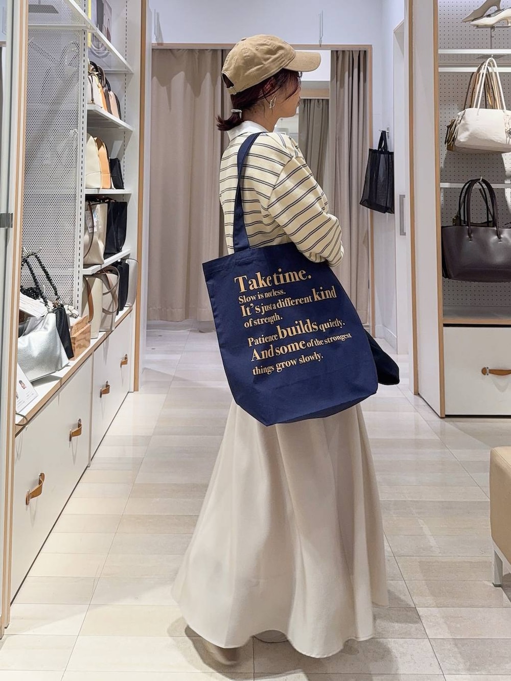 ベージュ系のスカート、ブラウン系のその他シューズ、ブルー系のトートバッグを着用したレディースの冬コーディネートの8枚目の写真