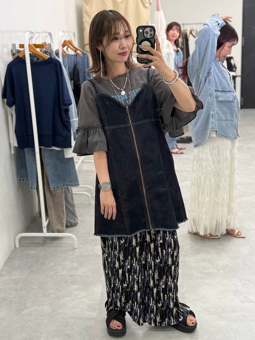 ベージュ系のスカート、ブラック系のその他パンツ、ブラック系のTシャツ/カットソーを着用したレディースの夏コーディネートの4枚目の写真