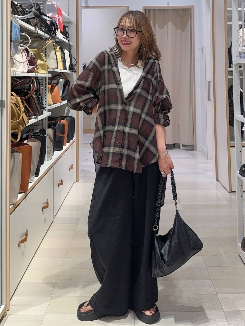 ブルー系のシャツ/ブラウス、ブラック系のその他パンツ、レッド系のタンクトップを着用したレディースの夏コーディネートの7枚目の写真
