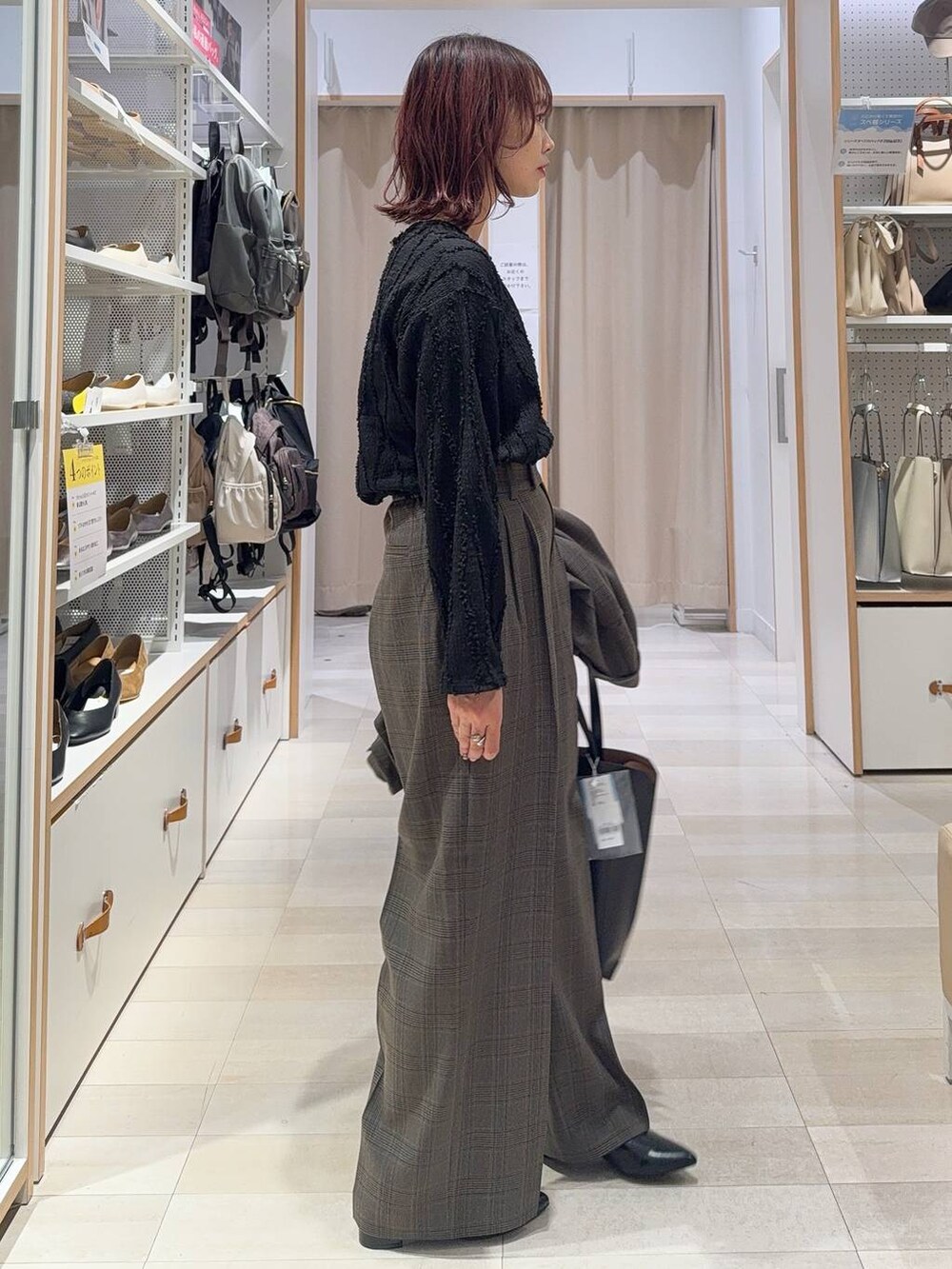 ブラウン系のローファー、ホワイト系のTシャツ/カットソー、ベージュ系のカーディガン/ボレロを着用したレディースの秋コーディネートの7枚目の写真