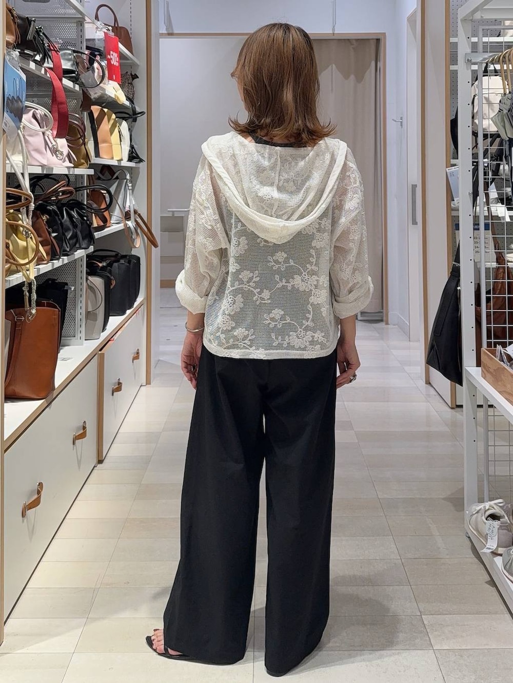 ベージュ系のパーカー、ブラック系のその他パンツ、ブラウン系のボディバッグ/ウエストポーチを着用したレディースの夏コーディネートの8枚目の写真