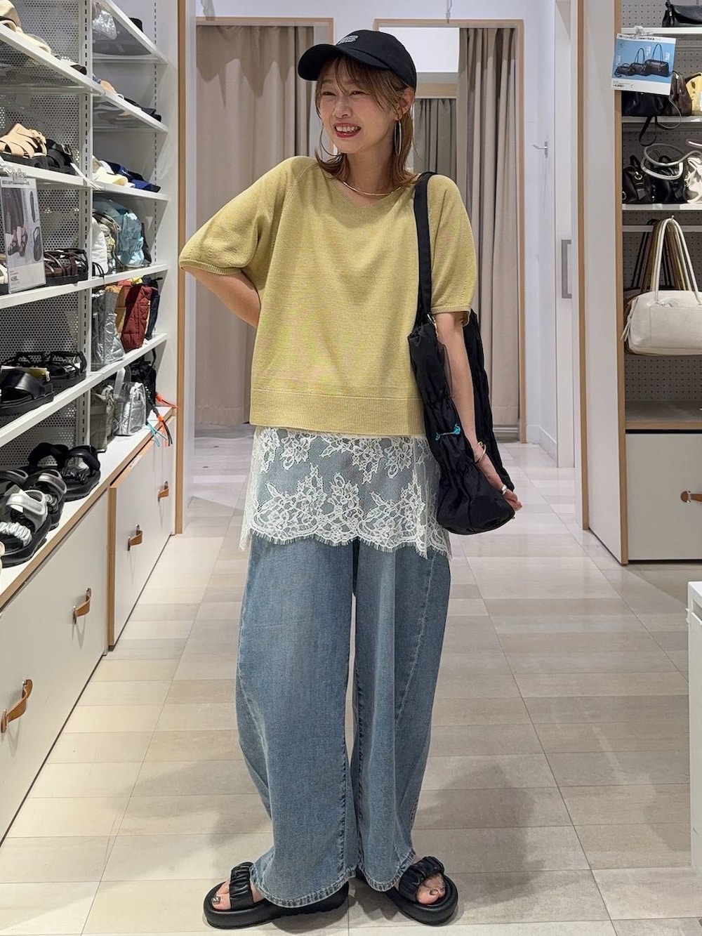 イエロー系のTシャツ/カットソー、ブラック系のカーディガン/ボレロ、ブラック系のショルダーバッグを着用したレディースの春コーディネートの3枚目の写真