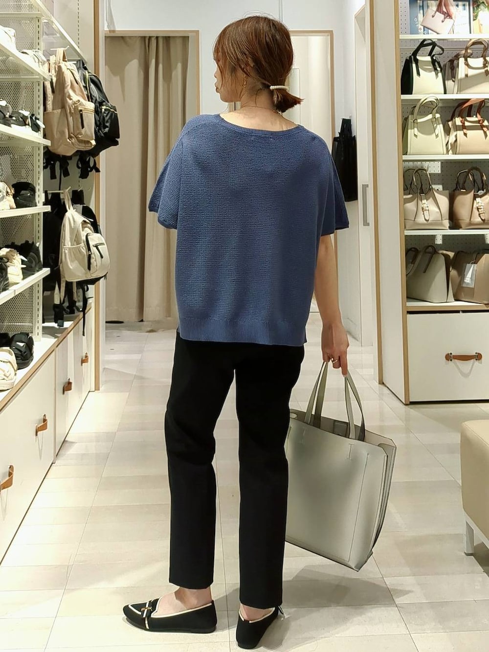 ブラック系のその他パンツ、シルバー系のトートバッグ、その他のパンプスを着用したレディースの春コーディネートの3枚目の写真