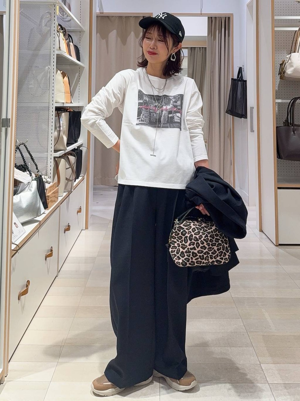 その他のショルダーバッグ、ブラウン系のその他シューズ、ブルー系のテーラードジャケットを着用したレディースの春コーディネートの2枚目の写真