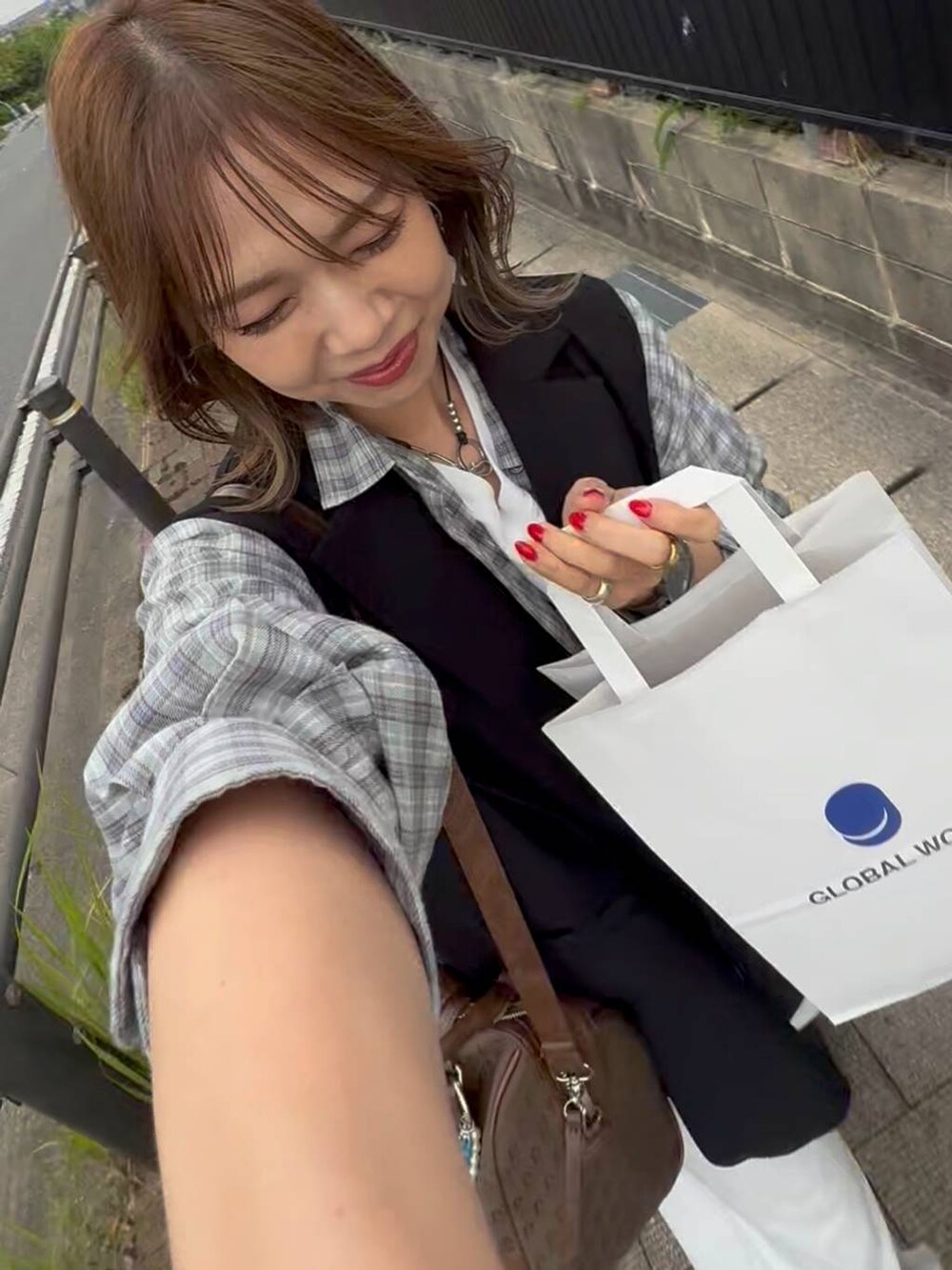 「GLOBAL WORK、きれいめ、ベーシック/シンプル、着痩せ・細見え、ママコーデ、体型カバー、カジュアル」｜「LOWRYS FARMのコードマルチＷＡＹネックレス　137241（ネックレス、その他）」を使った、せこ子さん（レディース・159cm）の春コーディネートの2枚目の写真