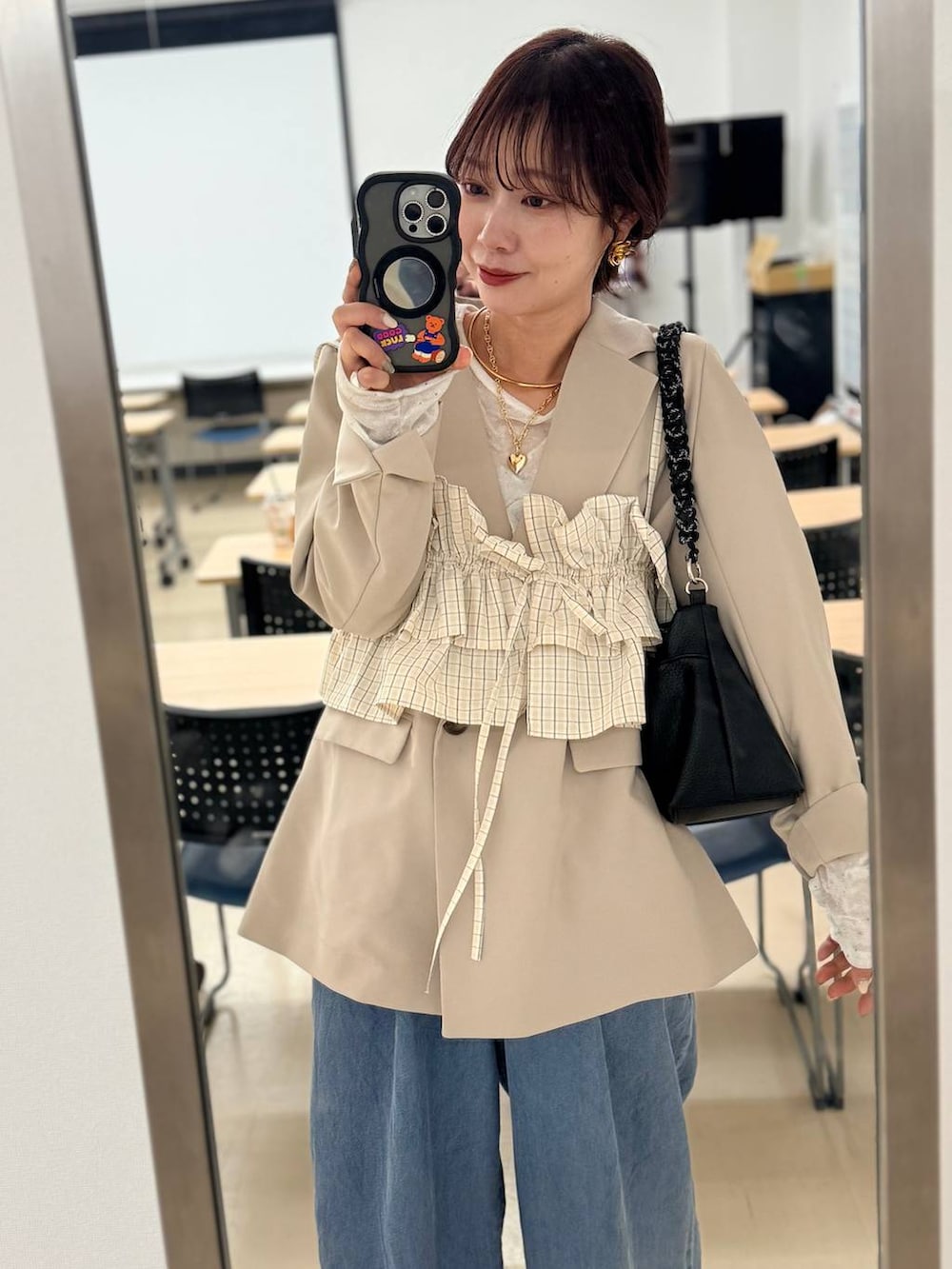 ベージュ系のテーラードジャケット、ホワイト系のTシャツ/カットソー、ブラウン系のキャミソールを着用したレディースの春コーディネートの2枚目の写真