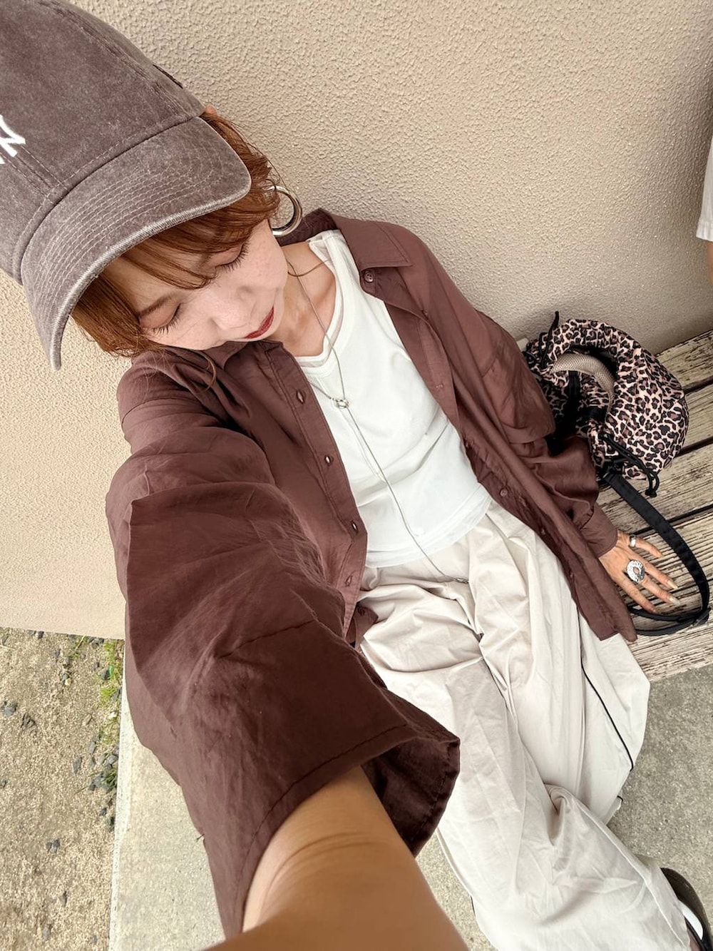 ブラウン系のキャミソール、ホワイト系のその他パンツ、ブラウン系のシャツ/ブラウスを着用したレディースの春コーディネートの3枚目の写真