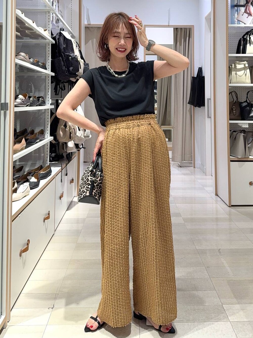 ベージュ系のパンプス、ベージュ系のニット/セーター、ホワイト系のワンピースを着用したレディースの夏コーディネートの5枚目の写真