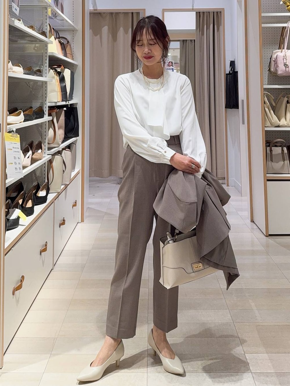 ホワイト系のパンプス、ホワイト系のシャツ/ブラウス、ブラウン系のその他パンツを着用したレディースの冬コーディネートの2枚目の写真