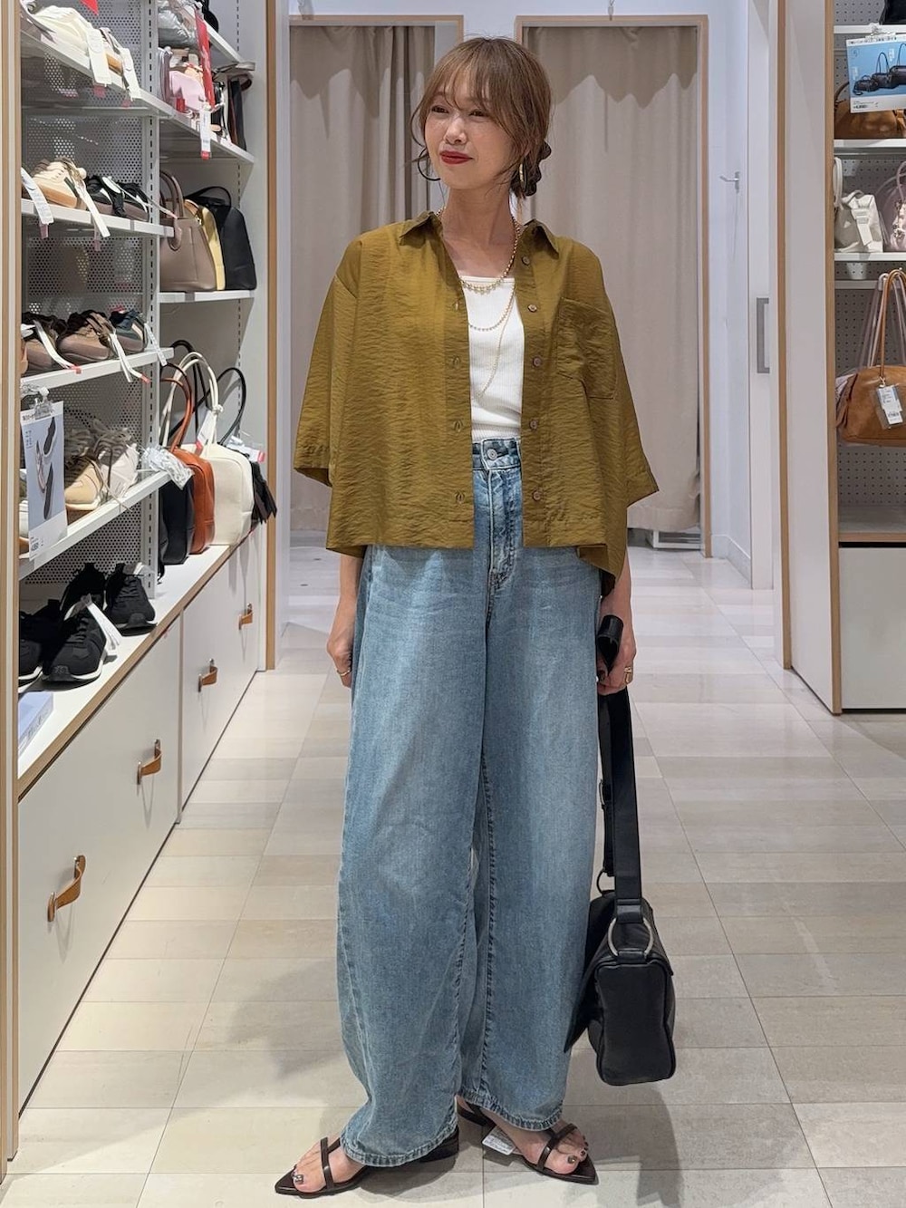 ベージュ系のカーディガン/ボレロ、ブルー系のデニムパンツ、ホワイト系のタンクトップを着用したレディースの夏コーディネートの5枚目の写真