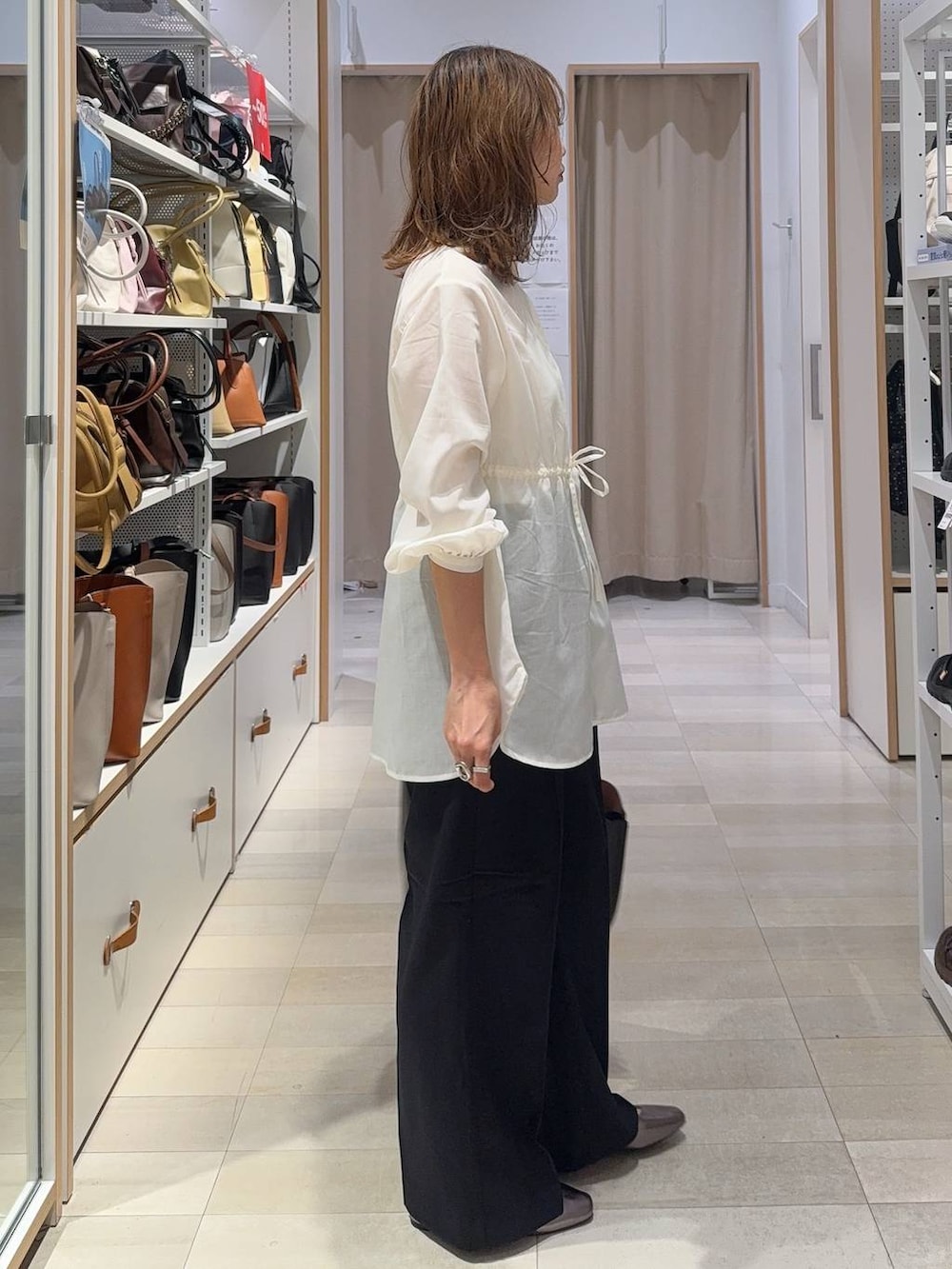 その他のパンプス、ブラック系のトートバッグ、ホワイト系のキャミソールを着用したレディースの夏コーディネートの3枚目の写真