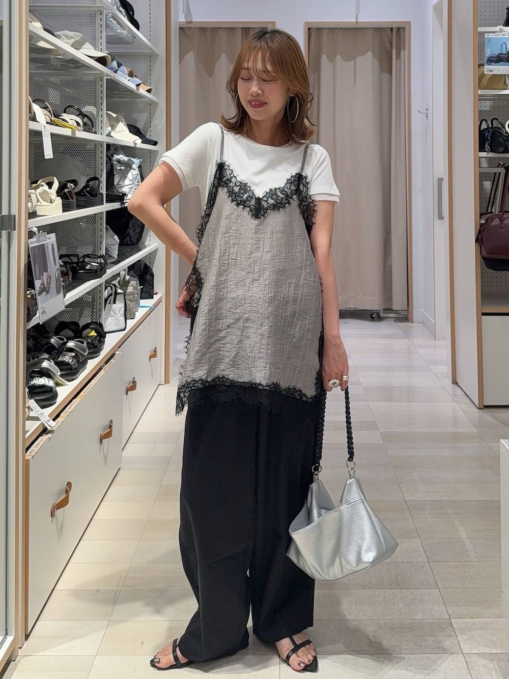 ブラック系のその他パンツ、グレー系のキャミソール、ブラック系のTシャツ/カットソーを着用したレディースの夏コーディネートの3枚目の写真