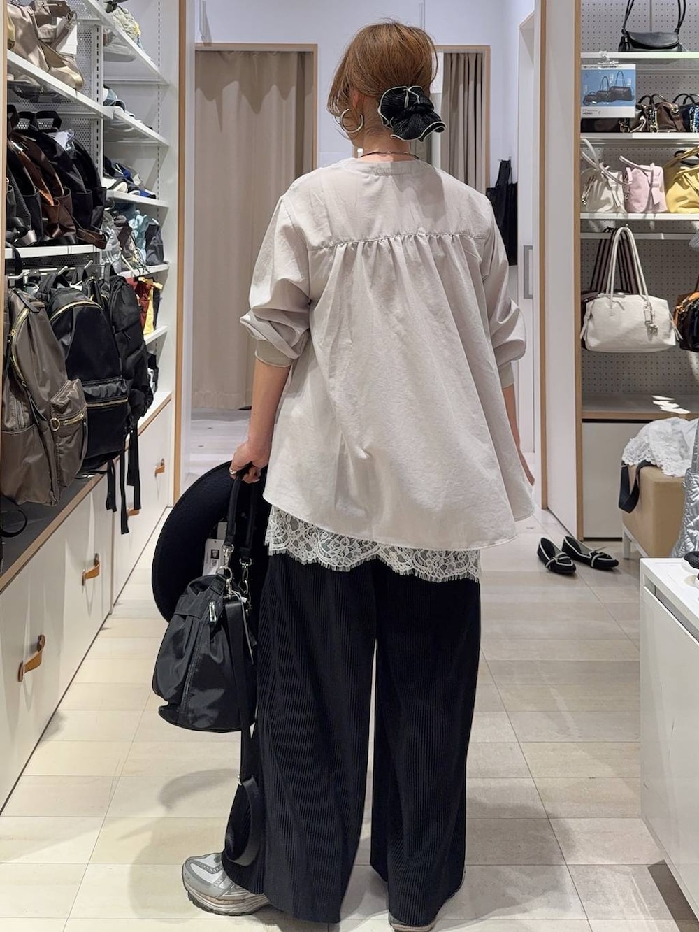 ブラック系のショルダーバッグ、その他のパンプス、ホワイト系のタンクトップを着用したレディースの春コーディネートの7枚目の写真