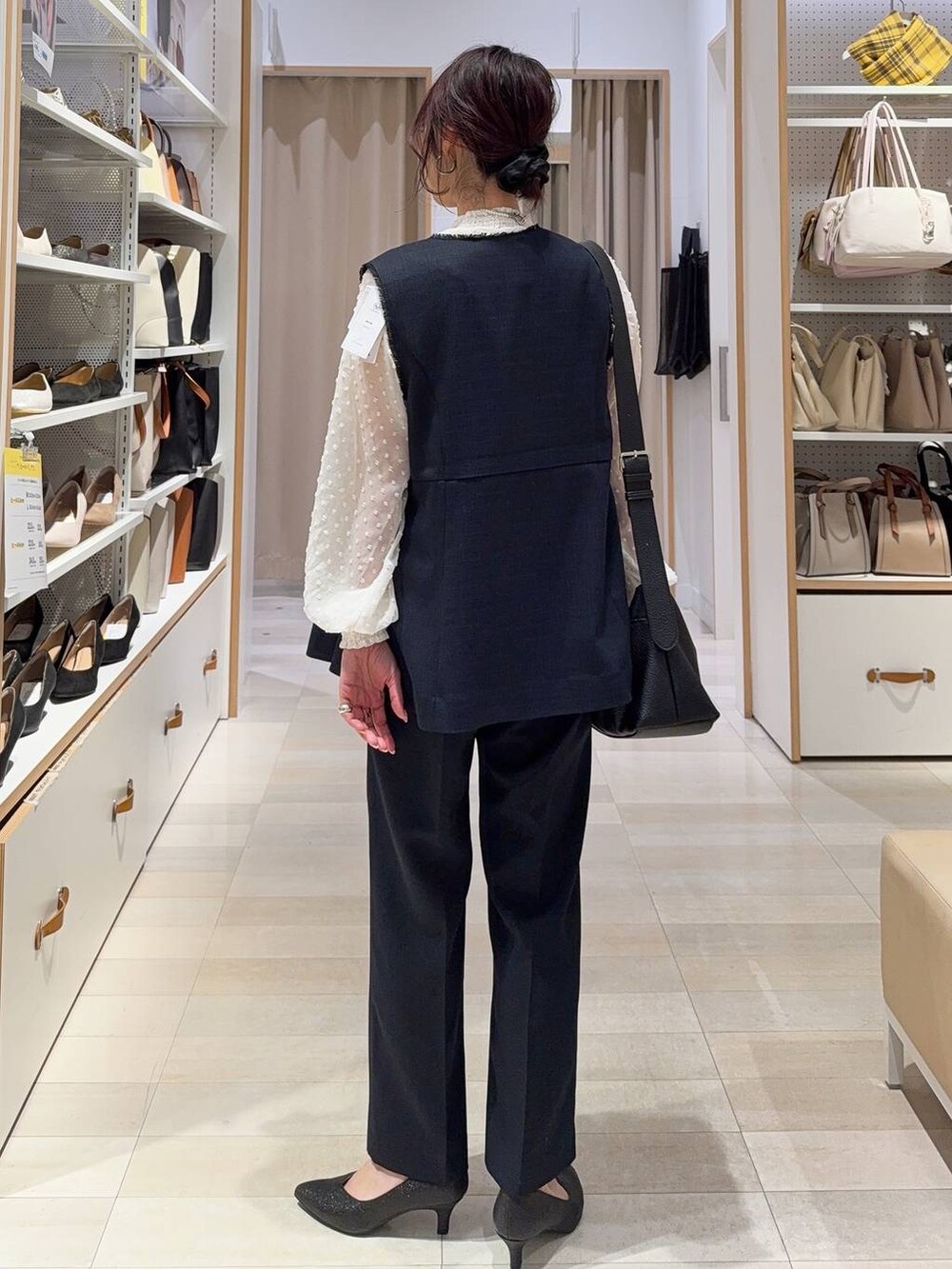 ブラック系のパンプス、ホワイト系のシャツ/ブラウス、ブルー系のその他アウターを着用したレディースの冬コーディネートの4枚目の写真