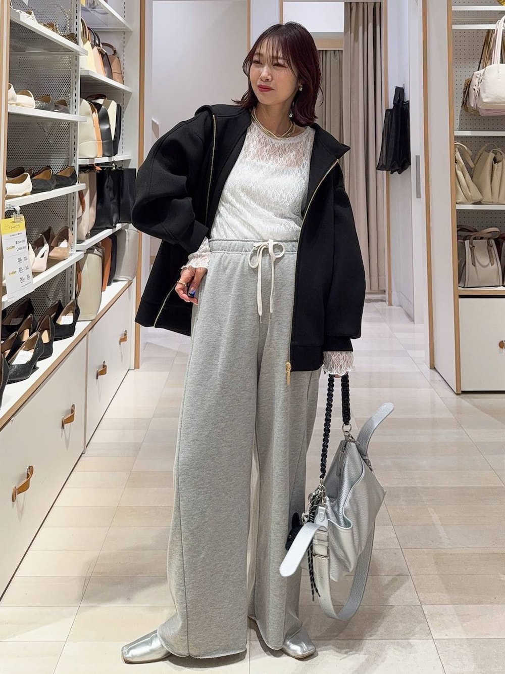 ホワイト系のキャミソール、ホワイト系のTシャツ/カットソー、グレー系のスウェットパンツを着用したレディースの冬コーディネートの3枚目の写真