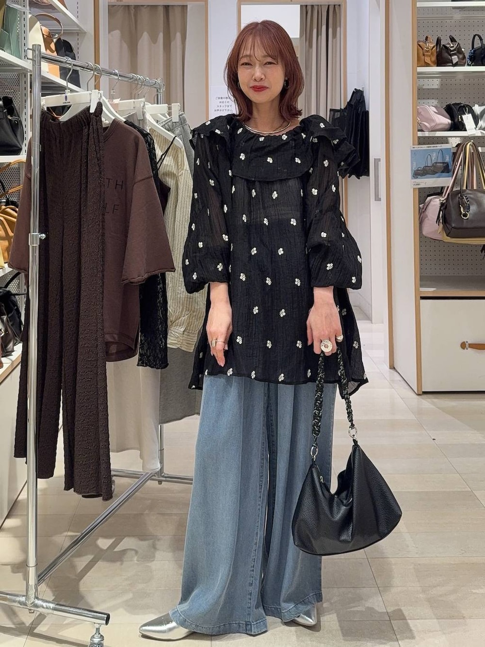 ホワイト系のTシャツ/カットソー、ブラック系のベスト、ブルー系のデニムパンツを着用したレディースの春コーディネートの4枚目の写真