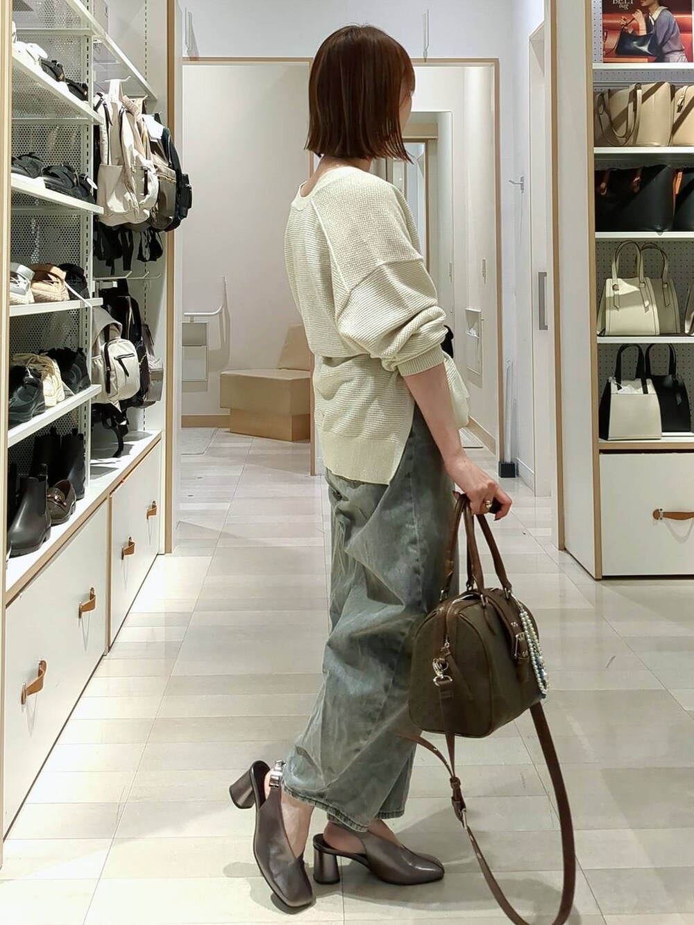 「ベーシック/シンプル、ママコーデ、体型カバー、カジュアル、きれいめ、着痩せ・細見え、GLOBAL WORK」|「GLOBAL WORKのGOODデニムカーブパンツ/143956(デニムパンツ、グレー系)」を使った、せこ子さん(レディース・159cm)の春コーディネートの4枚目の写真