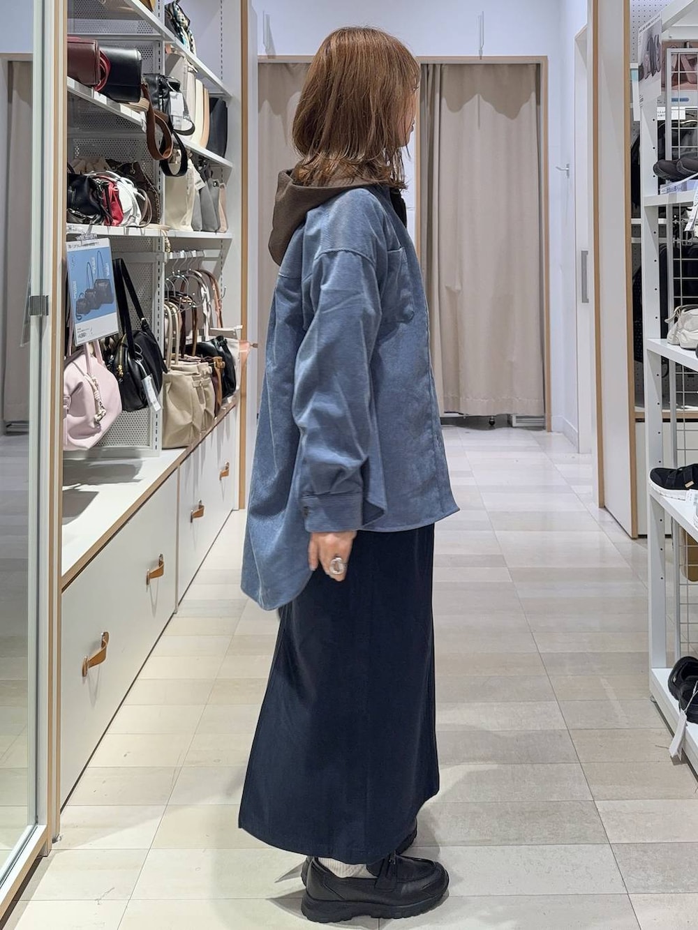 ホワイト系のTシャツ/カットソー、ブルー系のシャツ/ブラウス、ブルー系のスカートを着用したレディースの秋コーディネートの5枚目の写真