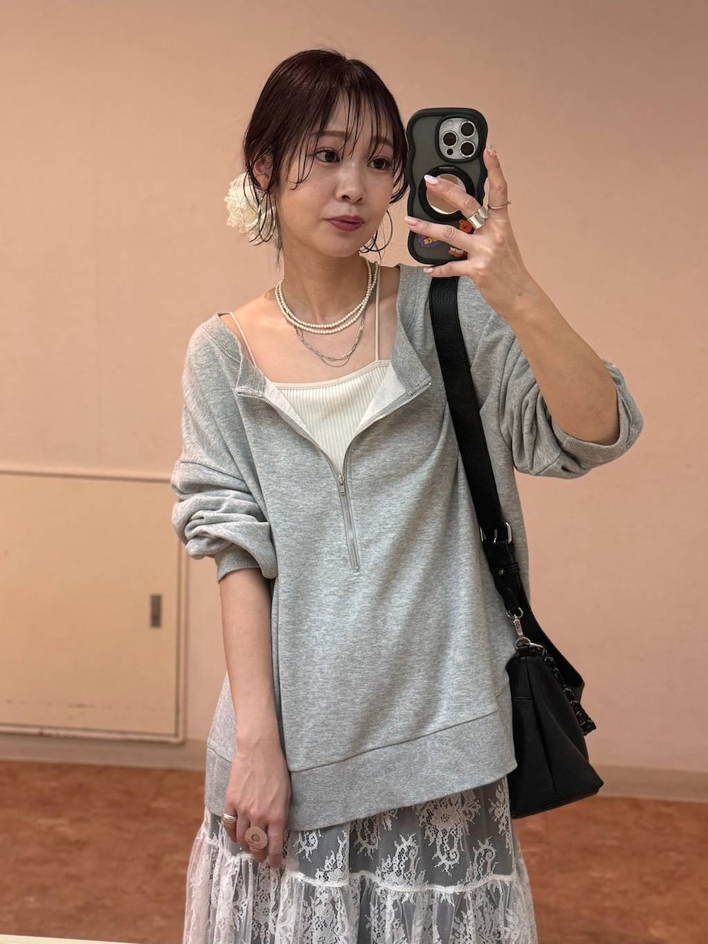 ベージュ系のキャミソール、グレー系のワンピース、ホワイト系のシュシュを着用したレディースの冬コーディネートの3枚目の写真